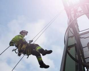 Protección contra caídas, Protección personal, Rappel, Trabajo a gran altitud, Guía de seguridad, Prevención de accidentes, Seguridad personal, Lesionarse con menos frecuencia, herirse con menos frecuencia, seguridad personal, aprendizaje, efecto de aprendizaje, Evite lesiones de forma sostenible, aprenda lesionarse menos, aprenda comportamientos seguros, aprenda a comportarse como adultos, enseñe a los niños comportamientos seguros, mejore la seguridad en el trabajo, se comporte de manera más segura a largo plazo, mejore la seguridad personal, aprenda la seguridad, la seguridad como una capacidad, mejore las habilidades de seguridad, SafeStart, SafeStart International, hábitos de seguridad, seguridad en el trabajo, seguridad laboral, mejorar la cultura de la seguridad, aumentar la conciencia sobre seguridad, reducir el fallo humano, reducir las lesiones, reducción de lesiones, reducir las tasas de accidentes, mejorar las cifras de la empresa, prevenir errores críticos, implementar un cambio de cultura positivo en su empresa, promover la implicación de los empleados, mejorar el compromiso de los empleados, seguridad cotidiana, seguridad en todo momento, estar seguro en todo momento, pautas de comportamiento seguras, aprender comportamientos seguros, adquirir competencias universales de seguridad, competencias de seguridad para familias, competencias de seguridad para niños, competencias de seguridad para todos, formación en seguridad para los empleados, seguridad para toda la empresa, formación en seguridad para niños, mejorar la eficiencia operativa, mejorar la calidad, hábitos relacionados con la seguridad, comportamiento relacionado con la seguridad, patrones de riesgo, garantizar un alto rendimiento, estados críticos, decisiones críticas, errores críticos, cómo se producen las lesiones, cómo prevenir lesiones, cómo prevenir accidentes