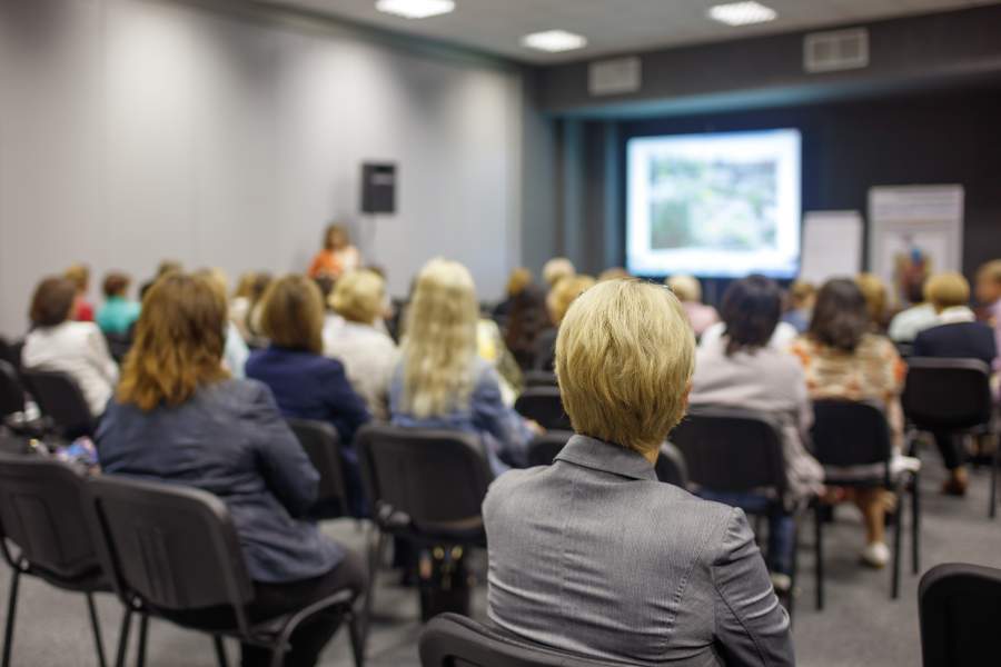 Empresarios en un evento de negocios con conferencia