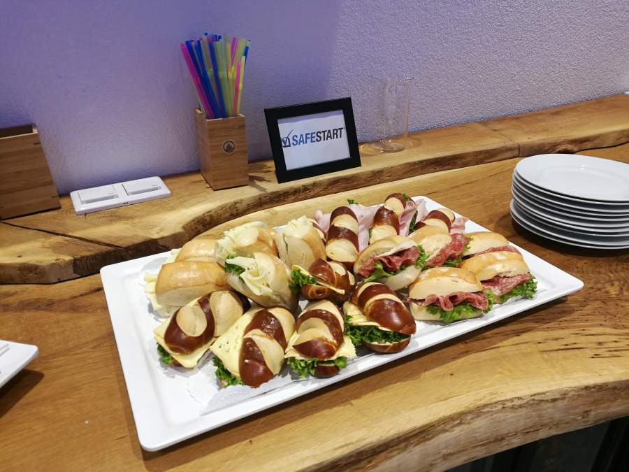 Madrid, 10 de abril de 2019, almuerzo, El factor humano en la seguridad laboral, SafeStart, SafeStart International, hábitos de seguridad, seguridad en el trabajo, seguridad laboral, mejorar la cultura de la seguridad, aumentar la conciencia sobre seguridad, reducir el fallo humano, reducir las lesiones, reducción de lesiones, reducir las tasas de accidentes, mejorar las cifras de la empresa, prevenir errores críticos, implementar un cambio de cultura positivo en su empresa, promover la implicación de los empleados, mejorar el compromiso de los empleados, seguridad cotidiana, seguridad en todo momento, estar seguro en todo momento, pautas de comportamiento seguras, aprender comportamientos seguros, adquirir competencias universales de seguridad, competencias de seguridad para familias, competencias de seguridad para niños, competencias de seguridad para todos, formación en seguridad para los empleados, seguridad para toda la empresa, formación en seguridad para niños, mejorar la eficiencia operativa, mejorar la calidad, hábitos relacionados con la seguridad, comportamiento relacionado con la seguridad, patrones de riesgo, garantizar un alto rendimiento, estados críticos, decisiones críticas, errores críticos, cómo se producen las lesiones, cómo prevenir lesiones, cómo prevenir accidentes