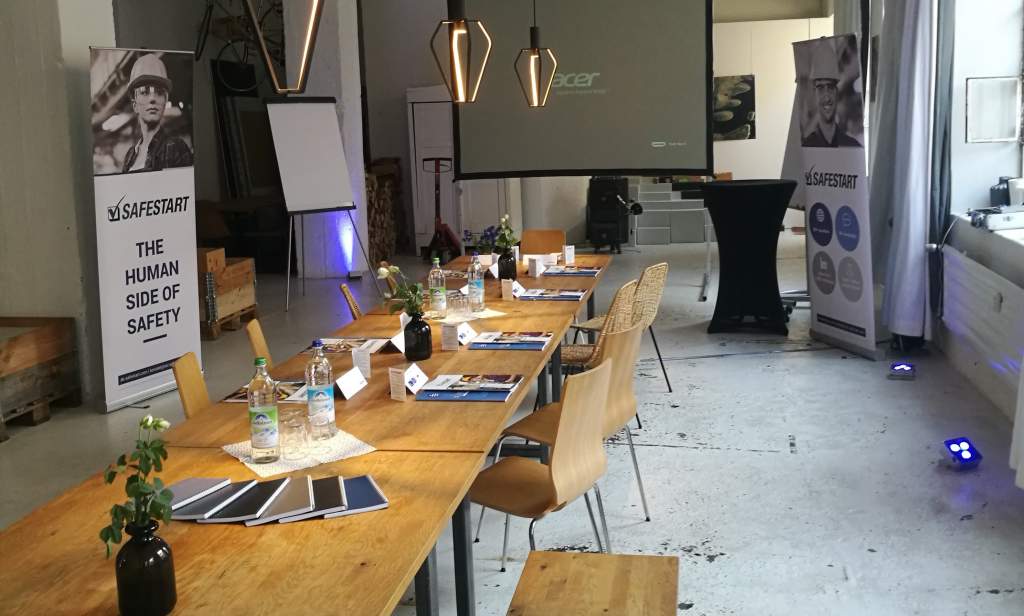 almuerzo, almuerzos, panel, serie de eventos gratis, seguridad laboral, el factor humano, factores humanos en la seguridad laboral, taller, El factor humano en la seguridad laboral, SafeStart, SafeStart International, hábitos de seguridad, seguridad en el trabajo, seguridad laboral, mejorar la cultura de la seguridad, aumentar la conciencia sobre seguridad, reducir el fallo humano, reducir las lesiones, reducción de lesiones, reducir las tasas de accidentes, mejorar las cifras de la empresa, prevenir errores críticos, implementar un cambio de cultura positivo en su empresa, promover la implicación de los empleados, mejorar el compromiso de los empleados, seguridad cotidiana, seguridad en todo momento, estar seguro en todo momento, pautas de comportamiento seguras, aprender comportamientos seguros, adquirir competencias universales de seguridad, competencias de seguridad para familias, competencias de seguridad para niños, competencias de seguridad para todos, formación en seguridad para los empleados, seguridad para toda la empresa, formación en seguridad para niños, mejorar la eficiencia operativa, mejorar la calidad, hábitos relacionados con la seguridad, comportamiento relacionado con la seguridad, patrones de riesgo, garantizar un alto rendimiento, estados críticos, decisiones críticas, errores críticos, cómo se producen las lesiones, cómo prevenir lesiones, cómo prevenir accidentes