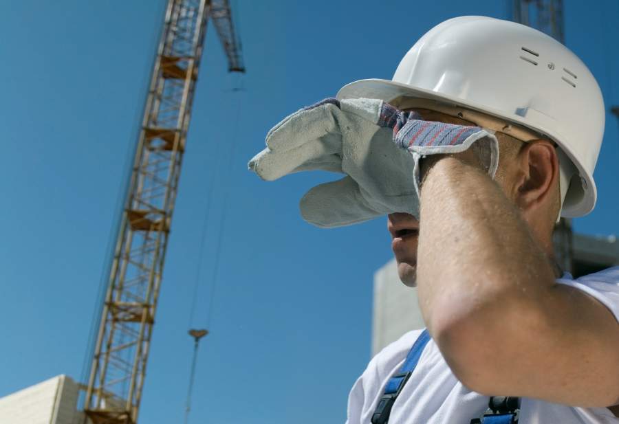 constructor cansado, cielo azul, grúa, equipo personal de protección, casco blanco, fatiga, sudor, calor, agotamiento, activación, auto-activación, evitar errores, técnicas de reducción de errores críticos, Reconozca las condiciones, evite errores críticos, evite lesiones relacionadas con el trabajo, evite accidentes en el trabajo, mejore la seguridad personal en tiempo real, protección contra errores, protección contra lesiones, protección contra accidentes, reduzca la prisa, reduzca la frustración, haga frente al cansancio, evite errores de forma proactiva, evite proactivamente equívocos, prevención proactiva de errores, SafeStart, SafeStart International, hábitos de seguridad, seguridad en el trabajo, seguridad laboral, mejorar la cultura de la seguridad, aumentar la conciencia sobre seguridad, reducir el fallo humano, reducir las lesiones, reducción de lesiones, reducir las tasas de accidentes, mejorar las cifras de la empresa, prevenir errores críticos, implementar un cambio de cultura positivo en su empresa, promover la implicación de los empleados, mejorar el compromiso de los empleados, seguridad cotidiana, seguridad en todo momento, estar seguro en todo momento, pautas de comportamiento seguras, aprender comportamientos seguros, adquirir competencias universales de seguridad, competencias de seguridad para familias, competencias de seguridad para niños, competencias de seguridad para todos, formación en seguridad para los empleados, seguridad para toda la empresa, formación en seguridad para niños, mejorar la eficiencia operativa, mejorar la calidad, hábitos relacionados con la seguridad, comportamiento relacionado con la seguridad, patrones de riesgo, garantizar un alto rendimiento, estados críticos, decisiones críticas, errores críticos, cómo se producen las lesiones, cómo prevenir lesiones, cómo prevenir accidentes